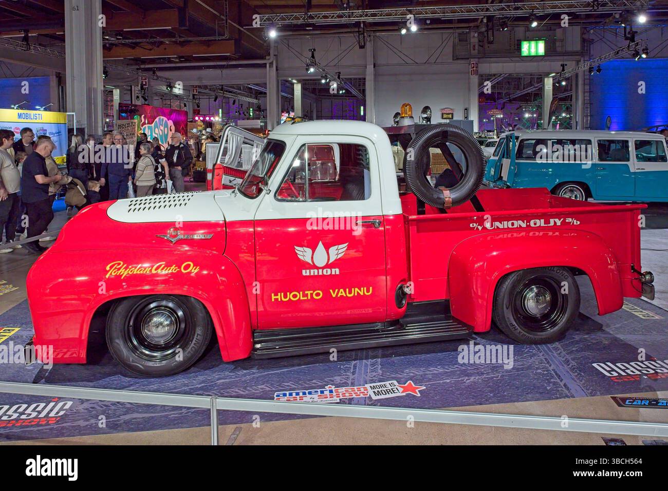 Pasila, Helsinki, Finlandia – 4 aprile. 2025: Ford F-100 Union Shop Truck (1953) auto all'Original American Car Show ACS25 Show a Helsinki Messukeskus. Foto Stock