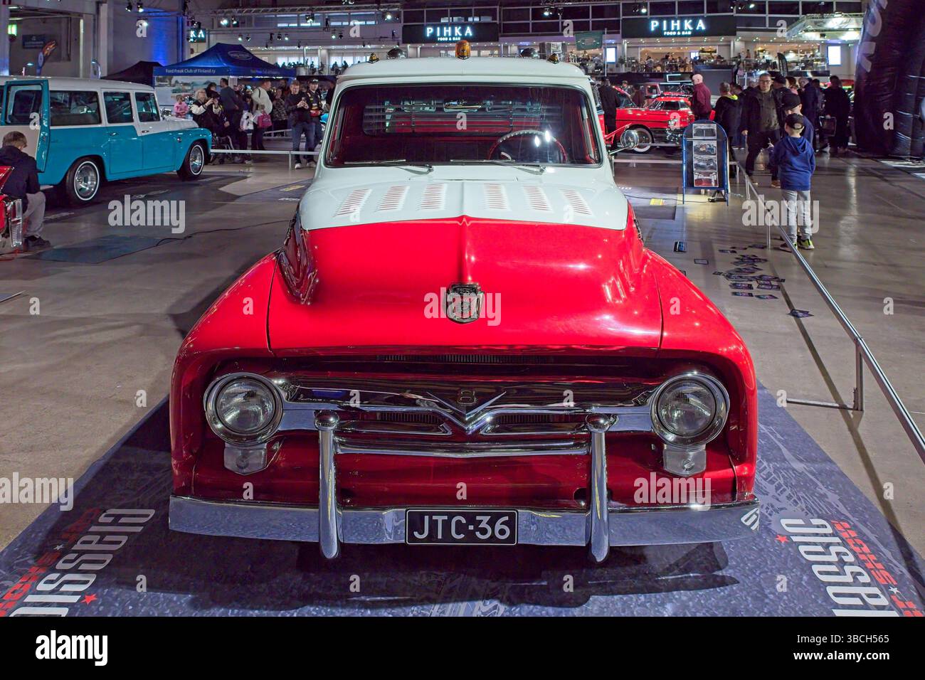 Pasila, Helsinki, Finlandia – 4 aprile. 2025: Ford F-100 Union Shop Truck (1953) auto all'Original American Car Show ACS25 Show a Helsinki Messukeskus. Foto Stock
