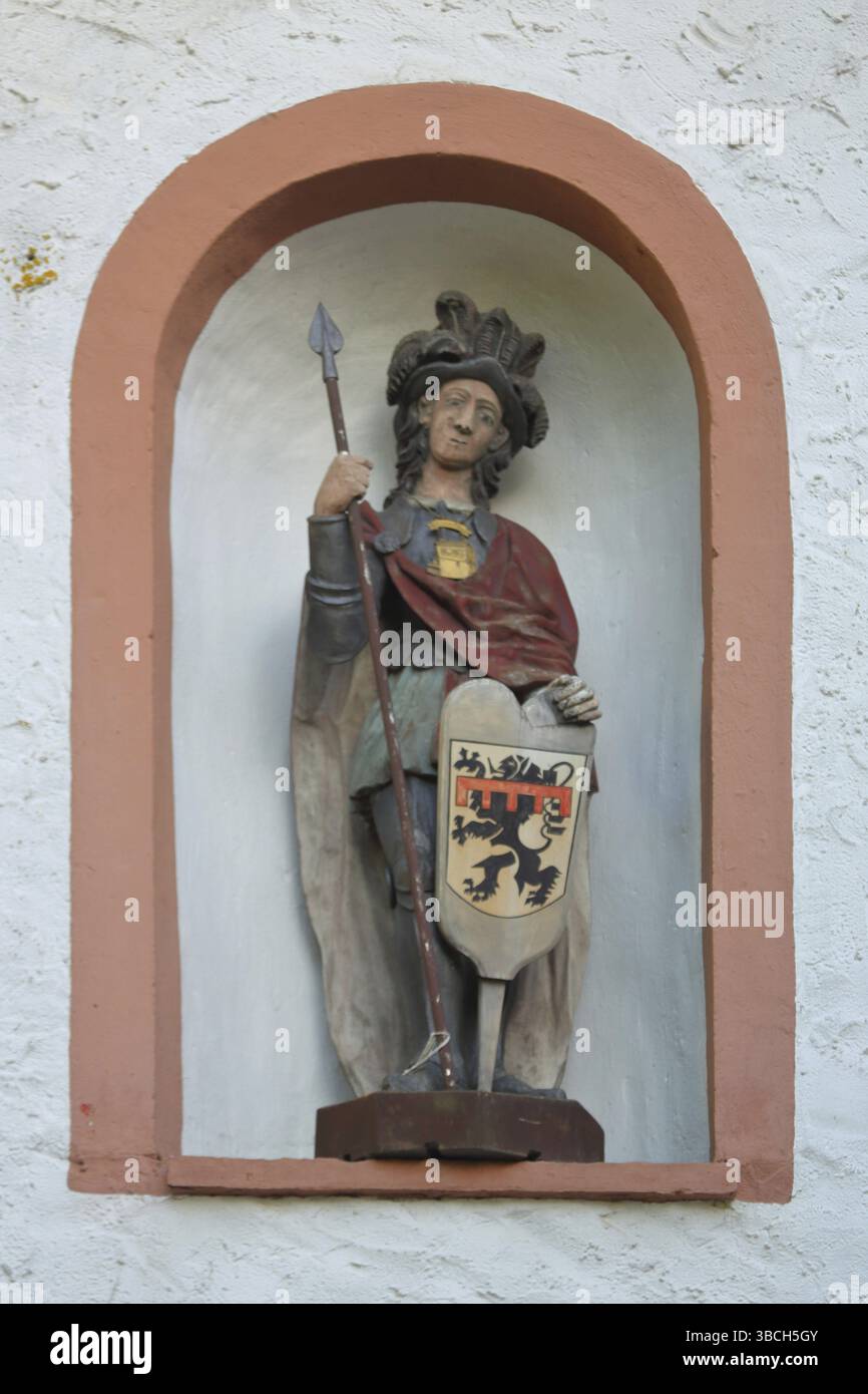 Scultura di San Giorgio, santo patrono con stemma e lancia della città, lancia, porta della città, Georgstor, Blankenheim, Ahrgebirge, Eifel, Renania settentrionale-Westph Foto Stock