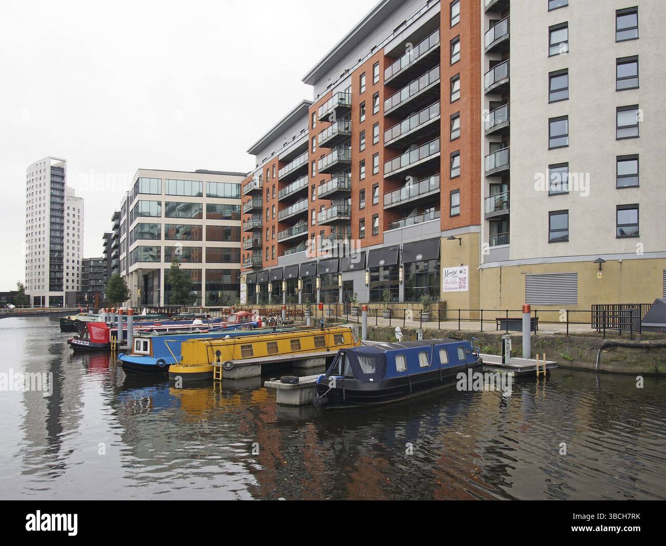 Leeds, West yorkshire, regno unito, 4 luglio 2019: Vecchie case galleggianti ormeggiate accanto ai moderni condomini di leeds attraccano nello yorkshire occidentale Foto Stock