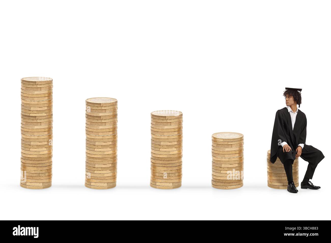 Studente afroamericano di sesso maschile seduto su un mucchio di monete e guardando indietro isolato su sfondo bianco Foto Stock