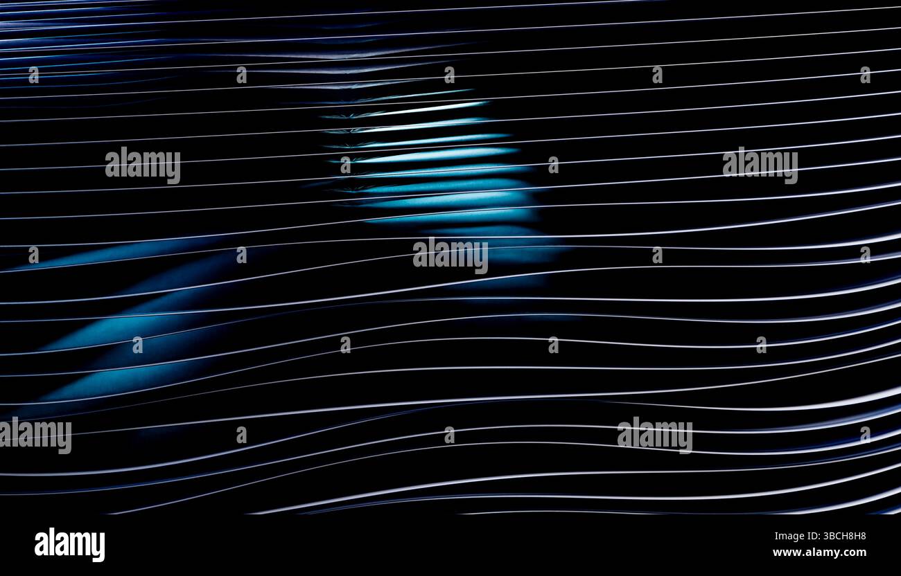 Schema di luce blu e nera astratta con linee orizzontali ondulate. Illustrazione del frullatore 3D. Foto Stock