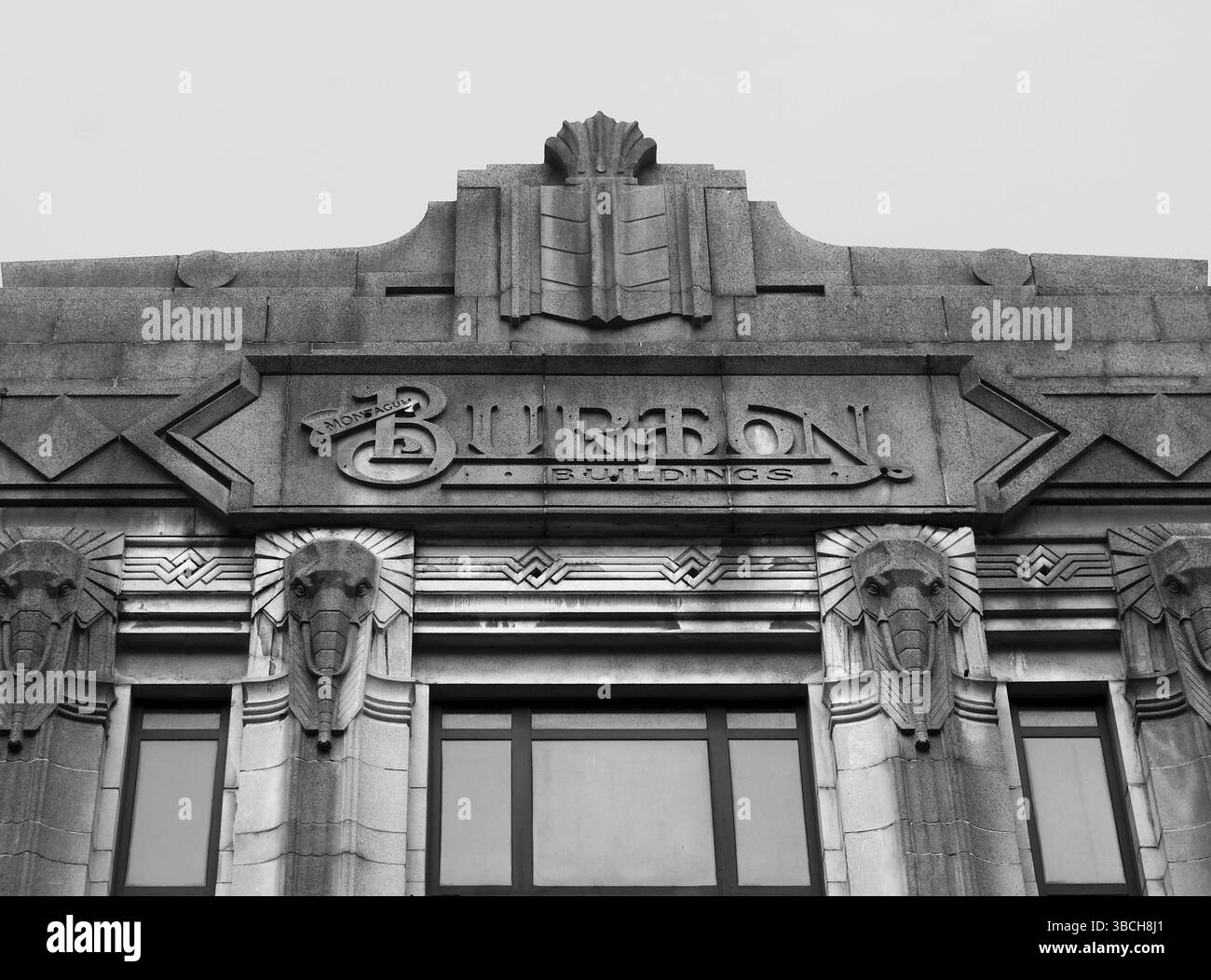 Halifax, West yorkshire, regno unito, 18 agosto 2021: Elefante di marca e stile art deco sopra gli ex edifici montague burton in ha Foto Stock