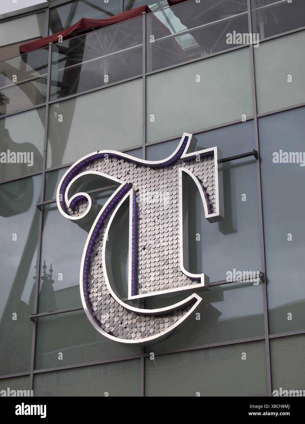 Leeds, West yorkshire, regno unito, 7 luglio 2021: Il logo sopra l'ingresso o il centro commerciale trinity a Briggate leeds Foto Stock