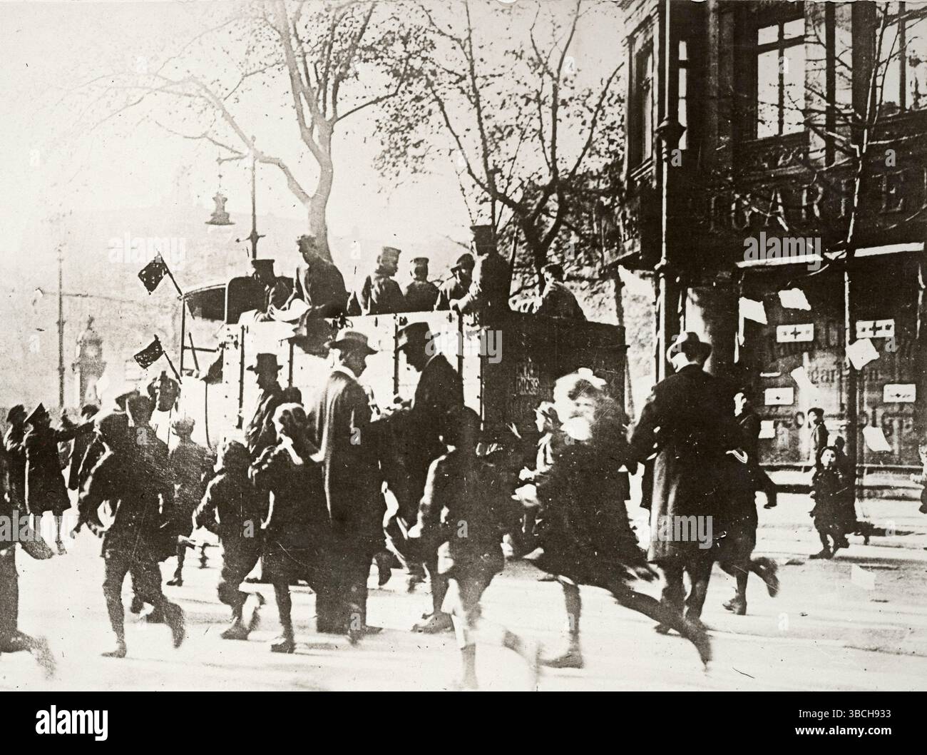 Civili in corsa per la copertura durante la rivolta spartacista. La rivolta spartacista fu una rivolta armata a Berlino dal 5 al 12 gennaio 1919. Fu principalmente una lotta di potere tra i sostenitori del governo provvisorio che favoriva una socialdemocrazia, e quelli del Partito Comunista di Germania (KPD) guidato da Karl Liebknecht e Rosa Luxemburg, che volevano istituire una repubblica sovietica simile ai bolscevichi in Russia. Foto Stock