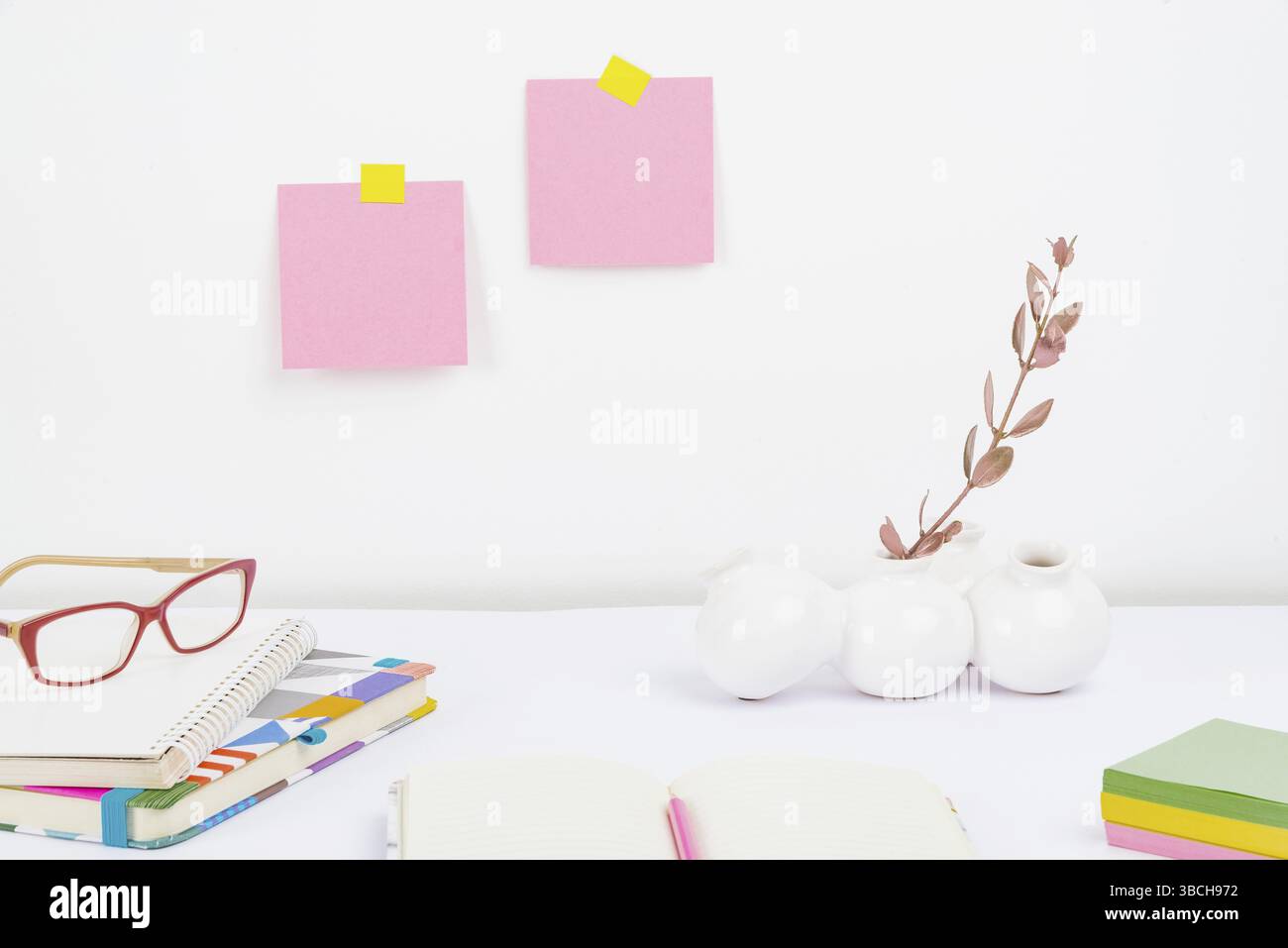 Configurazione di un'area di lavoro ordinata, strumenti di scrittura, Smart Office Foto Stock