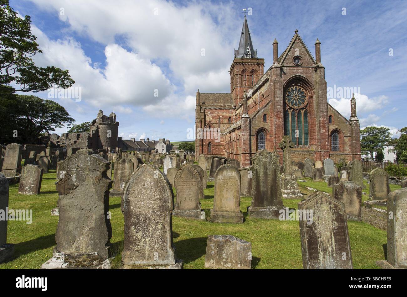 La foto mostra la cattedrale di San Magno sulle Orcadi con un cimitero adiacente Foto Stock