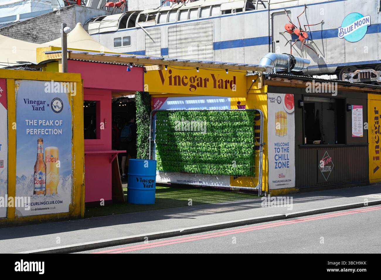 LONDRA, Regno Unito - 17 MAGGIO 2025: Ingresso all'esterno del mercato dell'aceto a Southwark con cartello Foto Stock