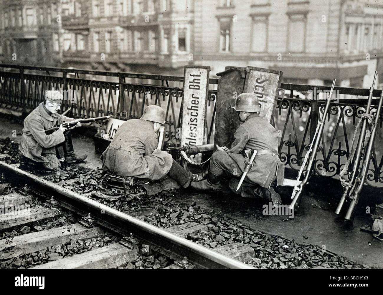 Soldati della Lega Spartaco che difendono la stazione ferroviaria di Berlino durante la rivolta Spartacista. La rivolta spartacista fu una rivolta armata a Berlino dal 5 al 12 gennaio 1919. Fu principalmente una lotta di potere tra i sostenitori del governo provvisorio che favoriva una socialdemocrazia, e quelli del Partito Comunista di Germania (KPD) guidato da Karl Liebknecht e Rosa Luxemburg, che volevano istituire una repubblica sovietica simile ai bolscevichi in Russia. Foto Stock