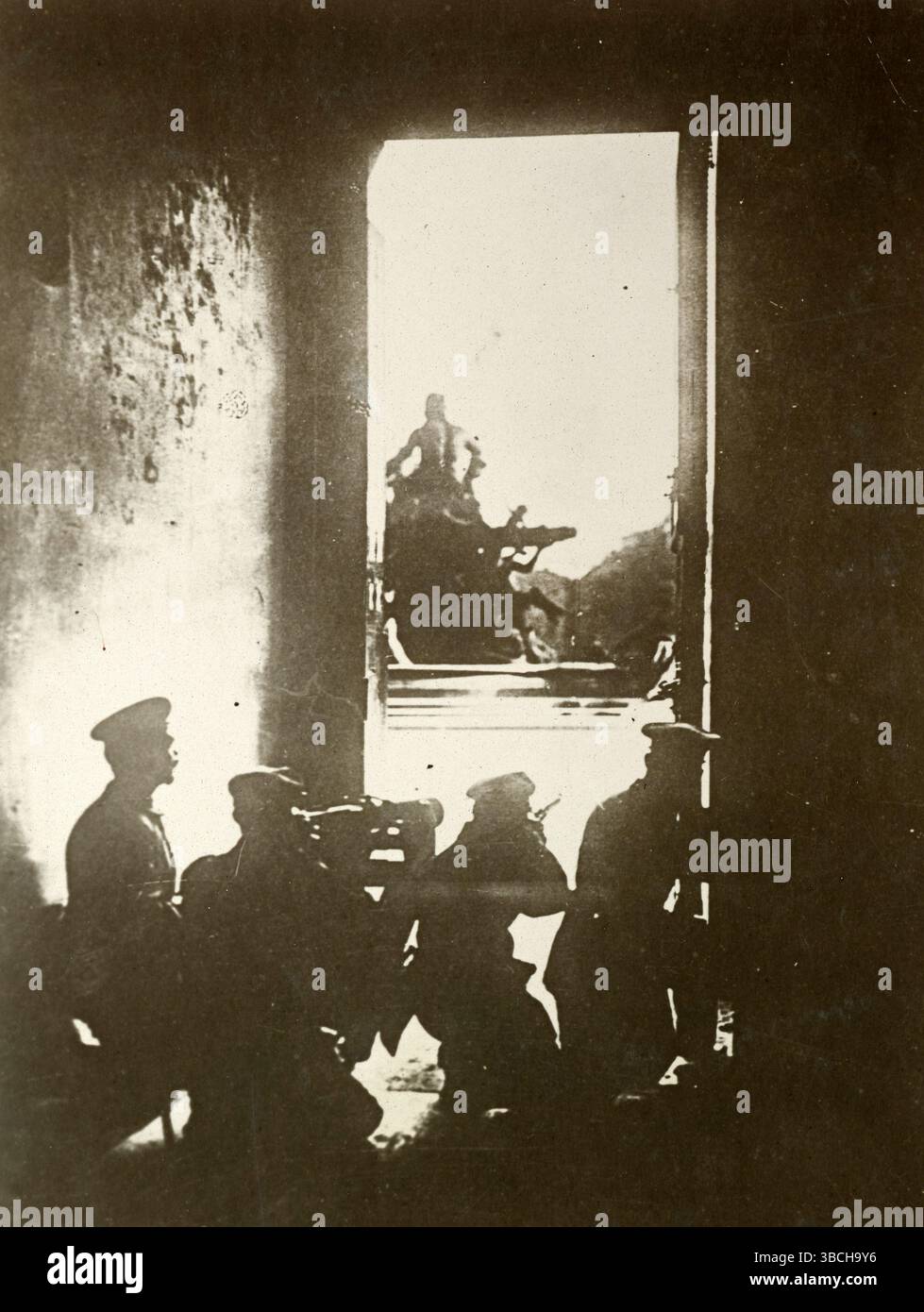 I membri della Spartacus League attaccarono un edificio difeso durante la rivolta Spartacista. La rivolta spartacista fu una rivolta armata a Berlino dal 5 al 12 gennaio 1919. Fu principalmente una lotta di potere tra i sostenitori del governo provvisorio che favoriva una socialdemocrazia, e quelli del Partito Comunista di Germania (KPD) guidato da Karl Liebknecht e Rosa Luxemburg, che volevano istituire una repubblica sovietica simile ai bolscevichi in Russia. Foto Stock