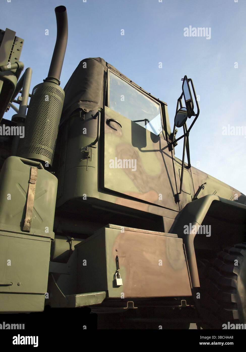 Un grande camion dell'esercito, dipinto in colori mimetici Foto Stock