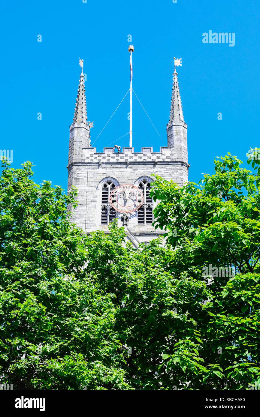 LONDRA, Regno Unito - 17 MAGGIO 2025: Cattedrale di Southwark vista sopra gli alberi Foto Stock