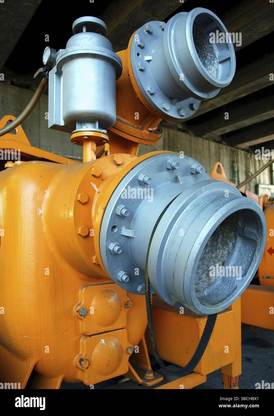 Grandi pompe e macchine per la raccolta delle acque luride in deposito Foto Stock
