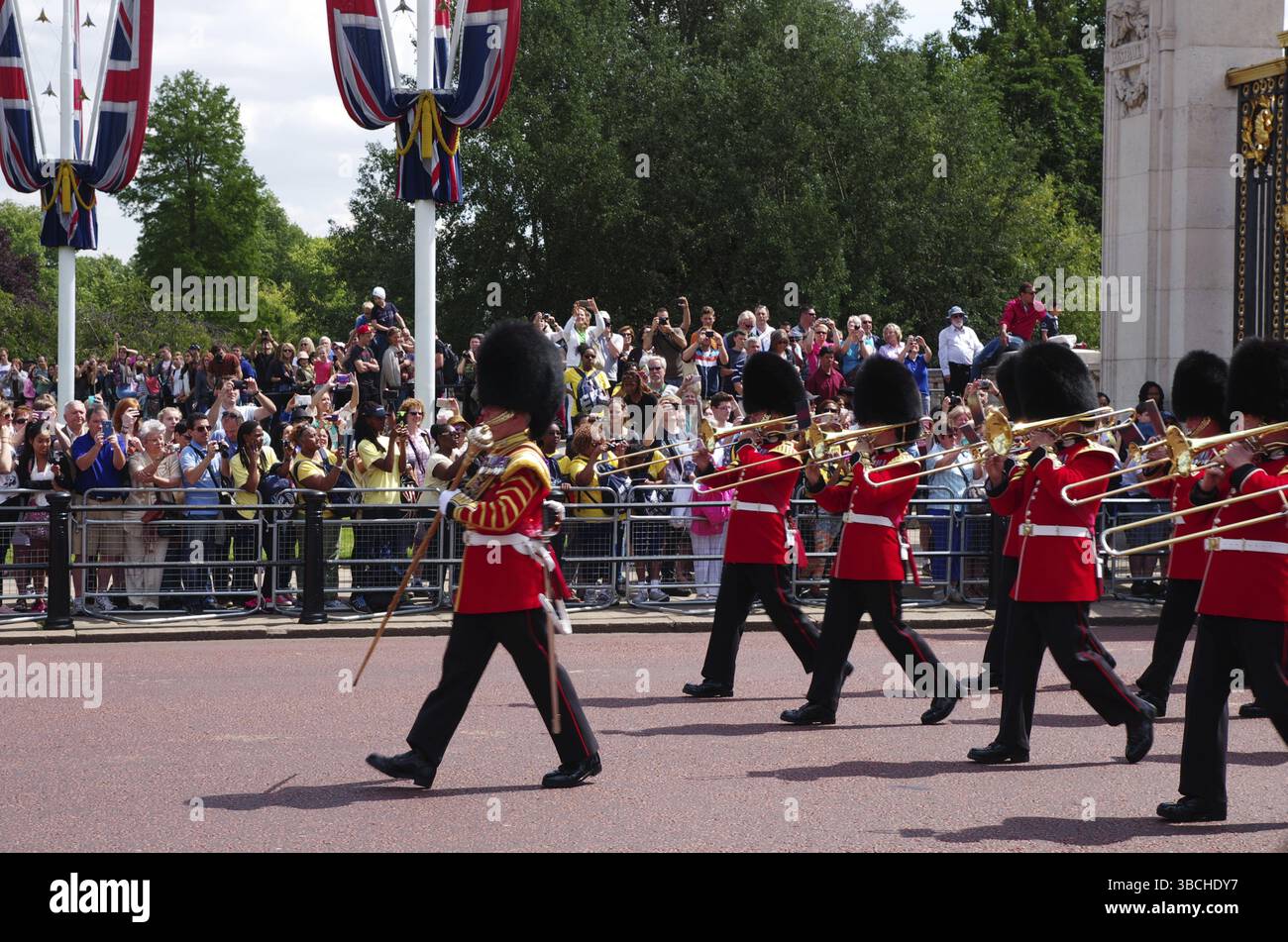 Cambio della guardia a Buckingham Palace, Londra, Inghilterra, Gran Bretagna Foto Stock