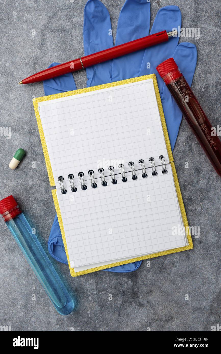Scrittura di prescrizione medica laboratorio di prova ed analisi delle infezioni Foto Stock