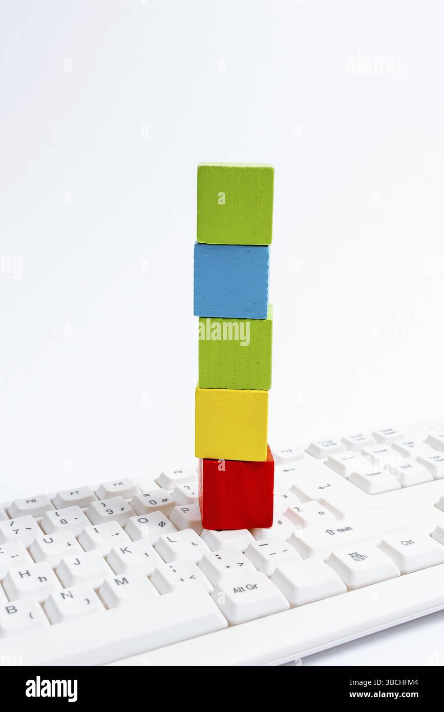 Computer portatile per la comunicazione digitando nuove idee e sviluppo del piano Foto Stock