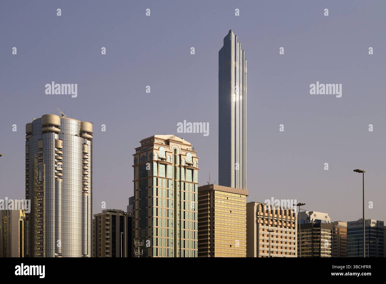 Grattacieli sotto un cielo blu limpido in un ambiente urbano moderno. Abu Dhabi, Emirati Arabi Uniti Foto Stock