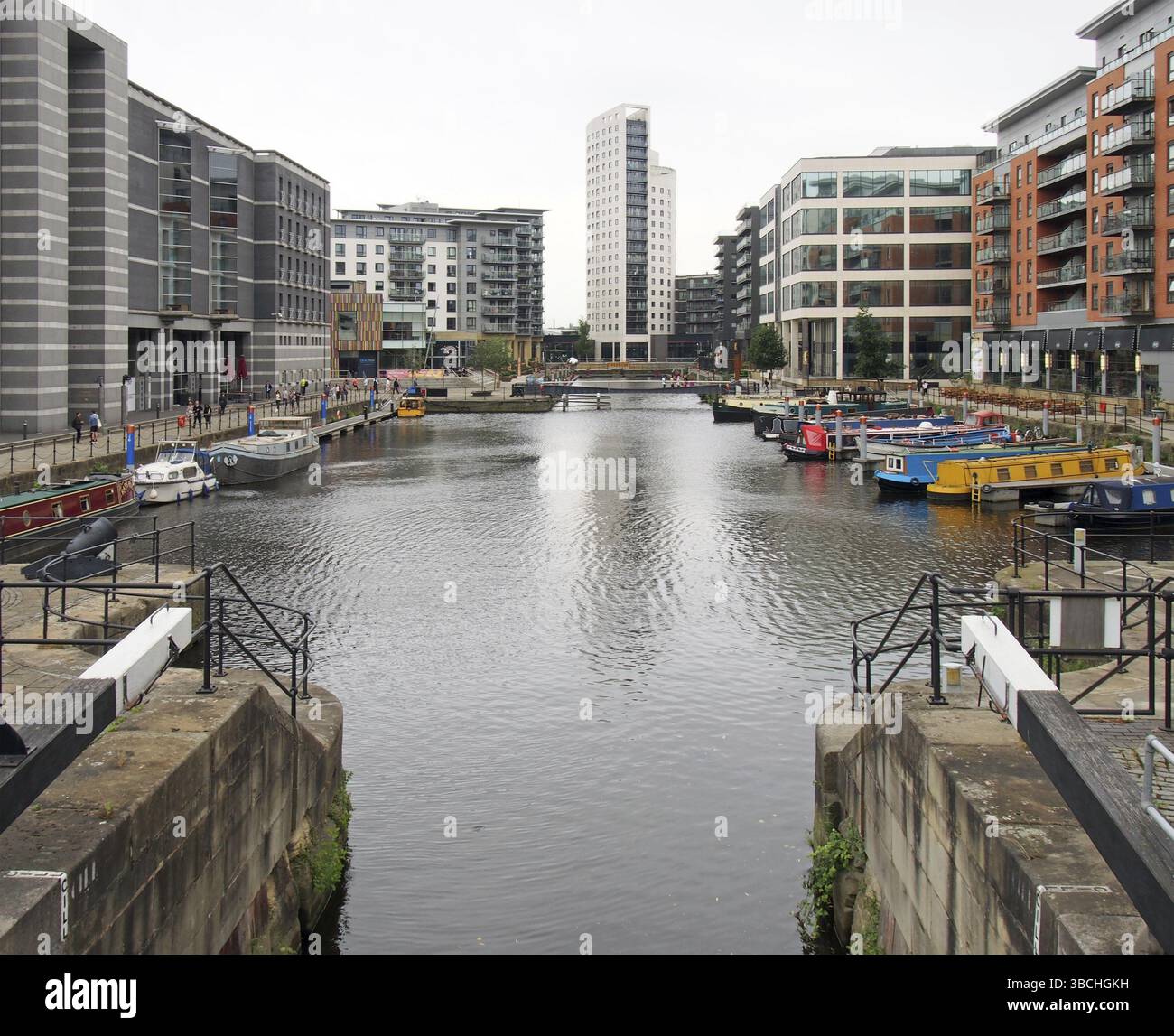 Leeds, West yorkshire, regno unito, 4 luglio 2019: Una vista del molo di leeds dalle porte chiuse con le case galleggianti ormeggiate accanto agli edifici sul lungomare Foto Stock