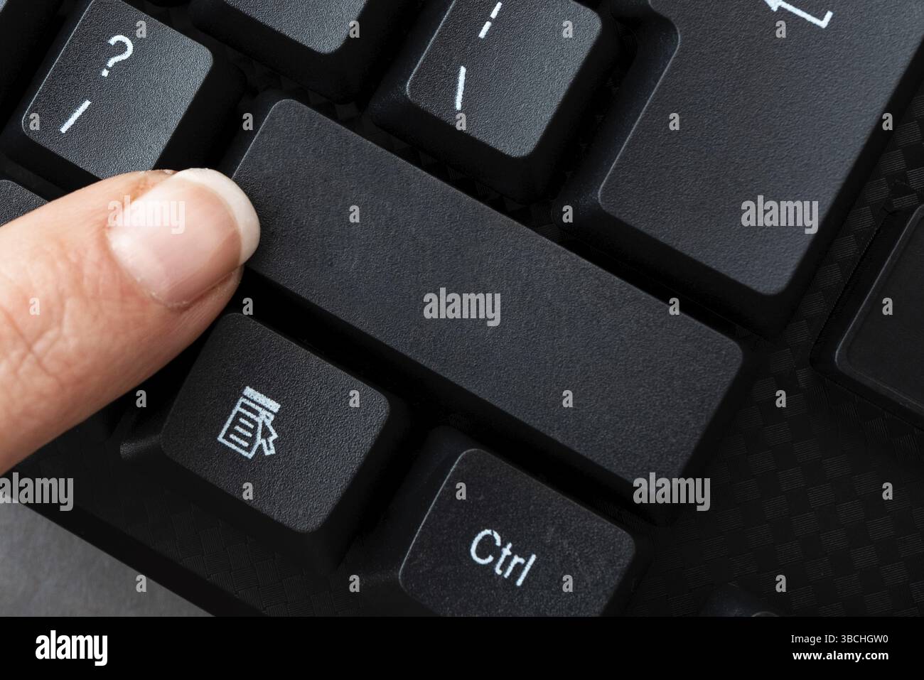 Puntatore da donna di affari premendo i tasti di tastiera, toccando i pulsanti della console a mano, il dito delicato dell'uomo che mostra fare clic qui, avviare l'aggiornamento della visualizzazione Foto Stock