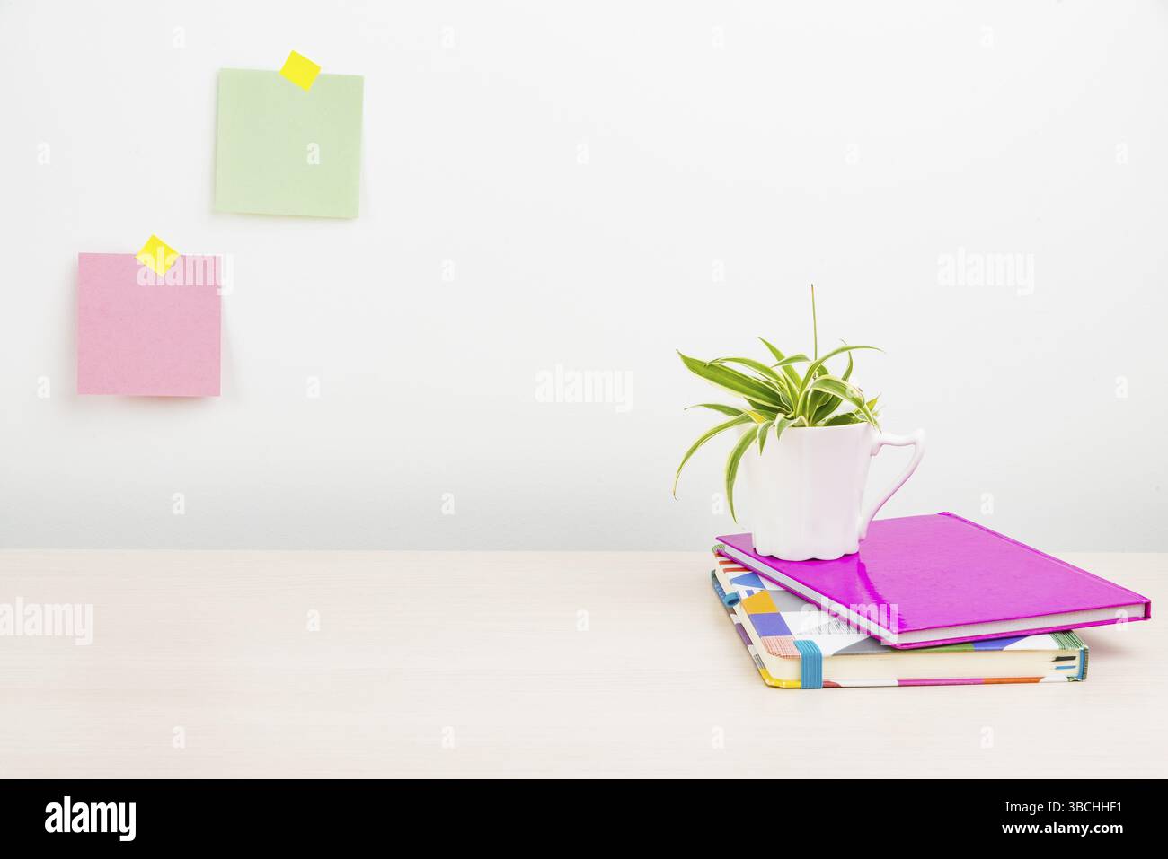 Configurazione di un'area di lavoro ordinata, strumenti di scrittura, Smart Office Foto Stock