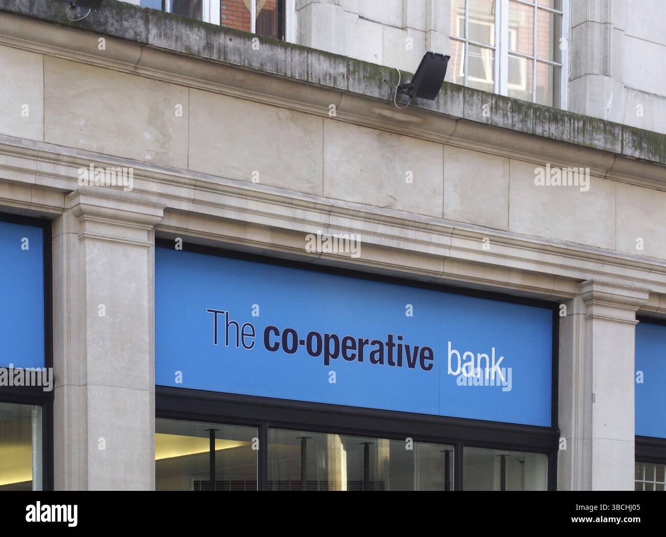 Manchester, regno unito, 24 marzo 2022: Cartello sopra l'ingresso di una banca cooperativa nel centro di Manchester Foto Stock