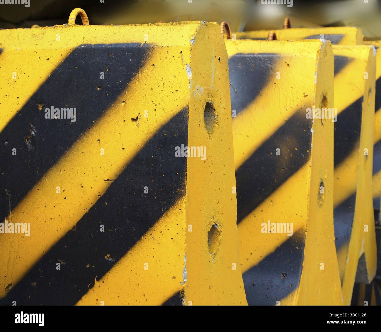 I blocchi di calcestruzzo e nero con strisce di colore giallo Foto Stock