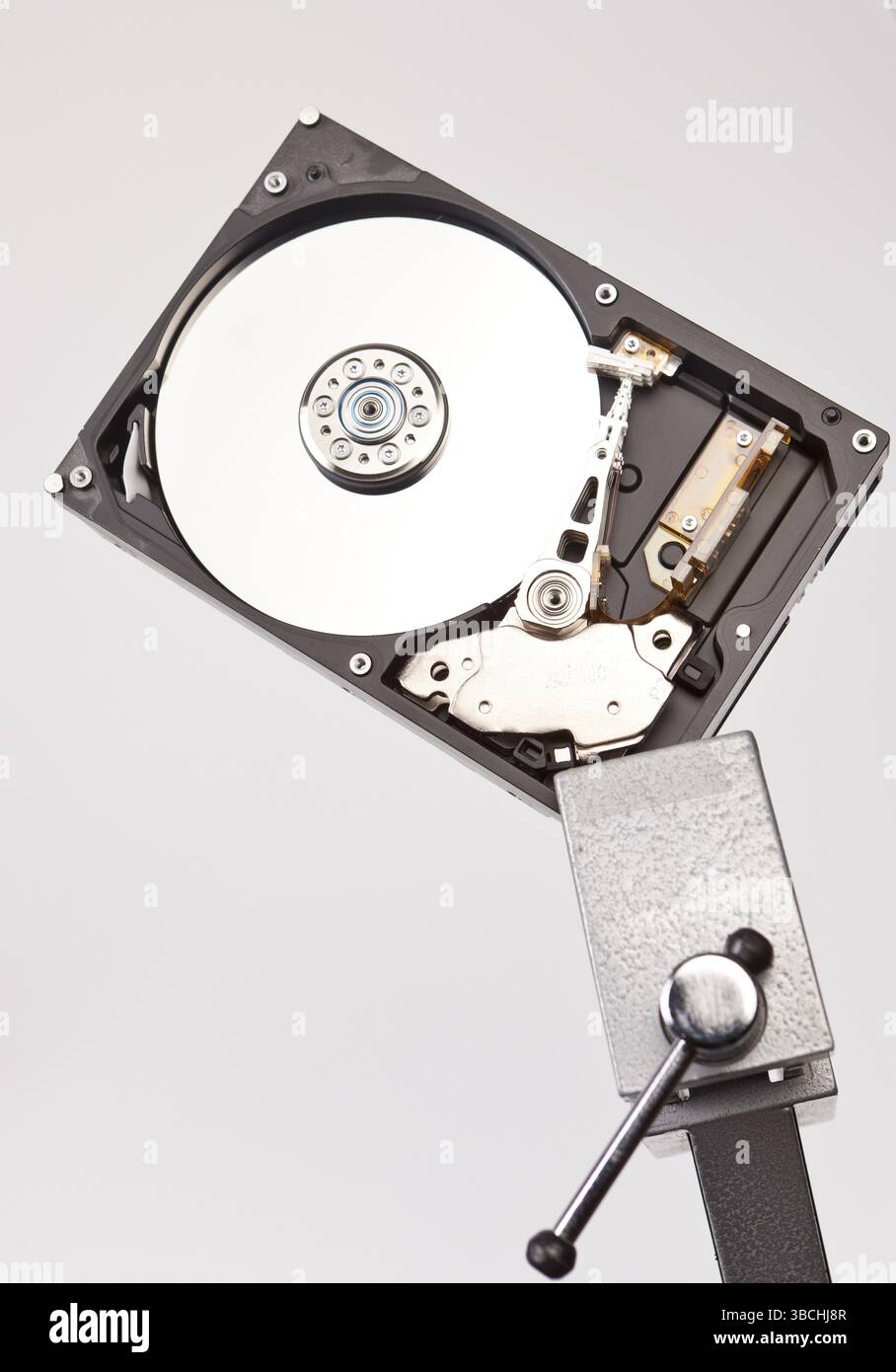 L'unità disco rigido aperta è stata bloccata in una morsa da banco Foto Stock