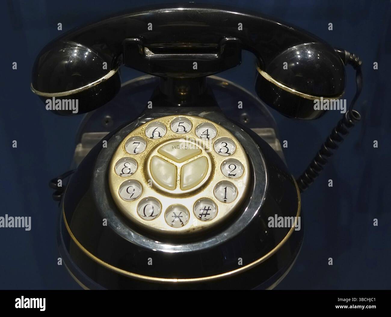 Un vecchio disco combinatore telefonico con microtelefono nero Foto Stock