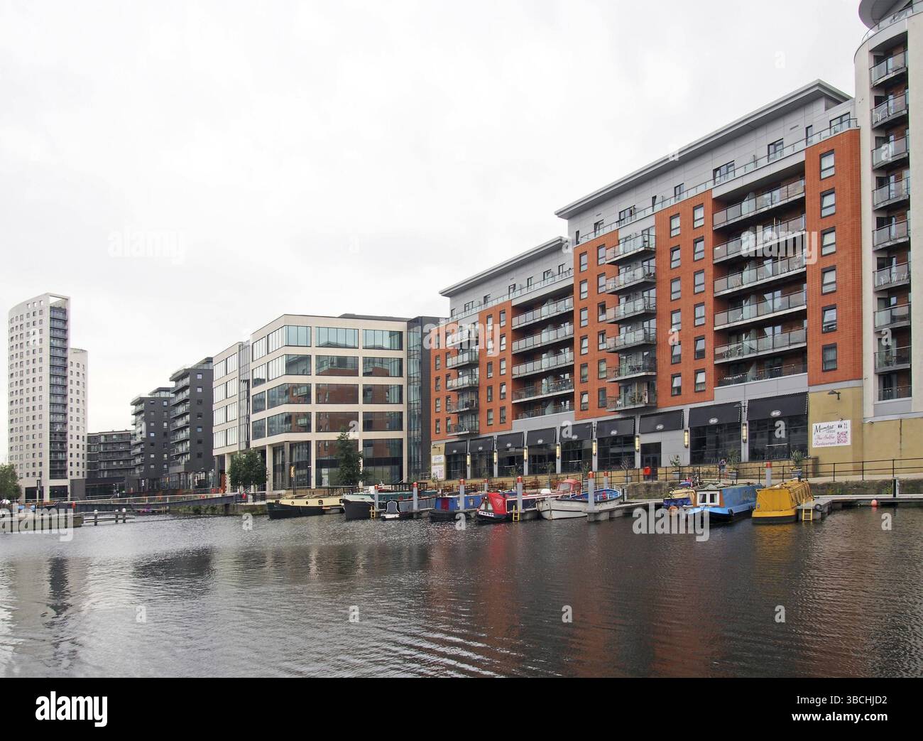 Leeds, West yorkshire, regno unito, 4 luglio 2019: Vecchie case galleggianti ormeggiate accanto ai moderni condomini di leeds attraccano nello yorkshire occidentale Foto Stock