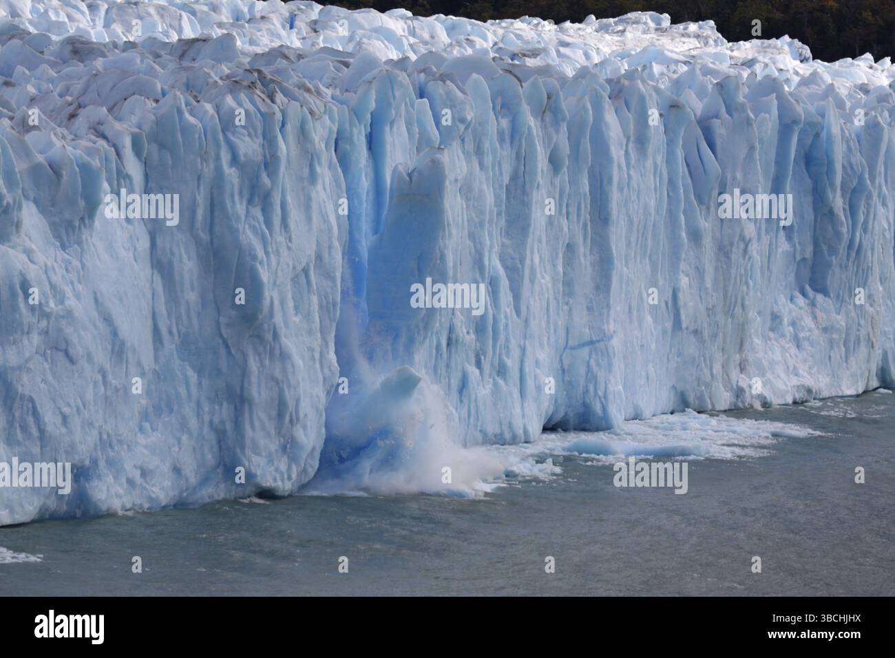Ghiacciaio Perito Moreno che si stacca con massa di ghiaccio Foto Stock