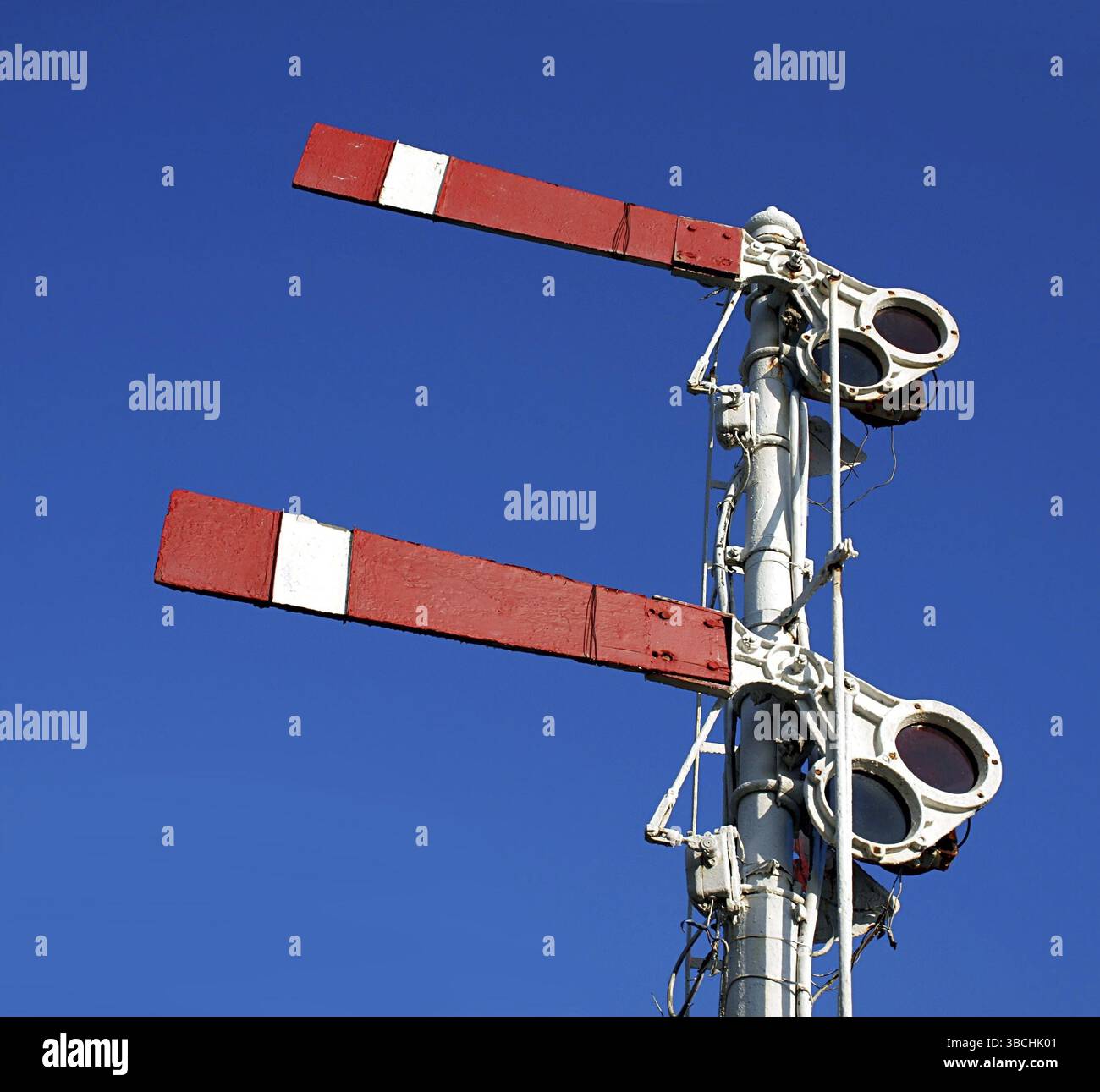 Un vecchio treno semaphore Ordinazione del segnale il treno alla fermata Foto Stock