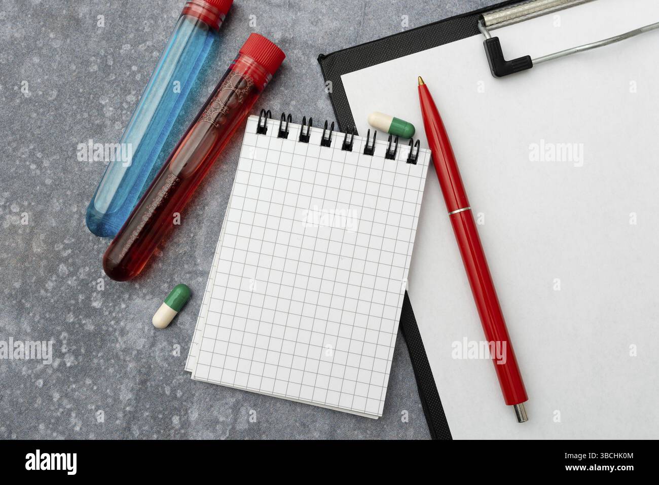 Scrittura di prescrizione medica laboratorio di prova ed analisi delle infezioni Foto Stock