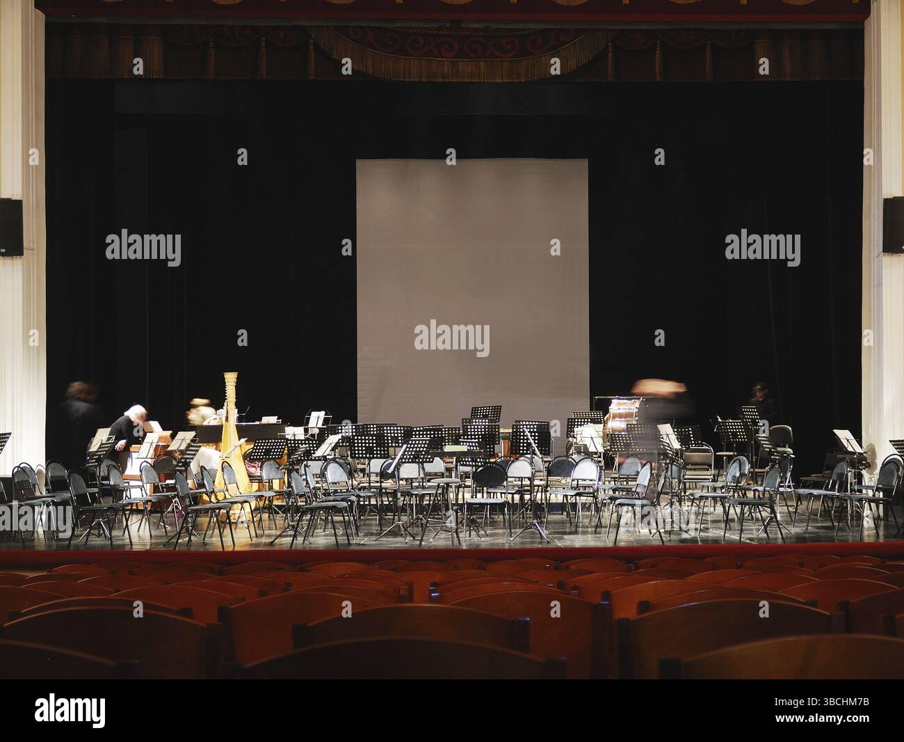 Sala concerti di musica classica, posti per orchestra sul palco Foto Stock