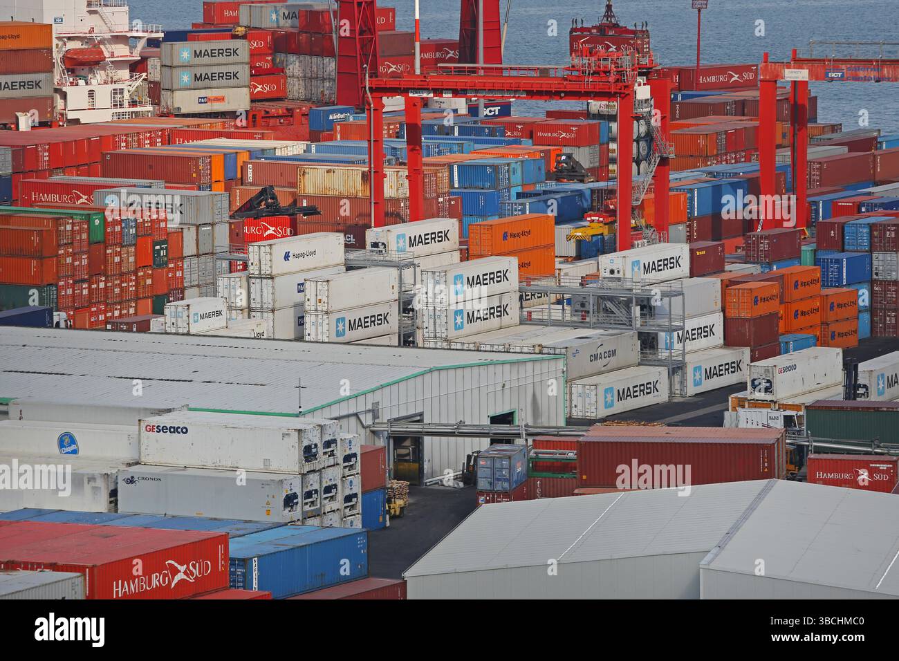 Salerno, Italia - 27 giugno 2014: Veduta aerea della catena del freddo dei contenitori intermodali impilati White Reefer presso il porto del terminal di carico. Foto Stock