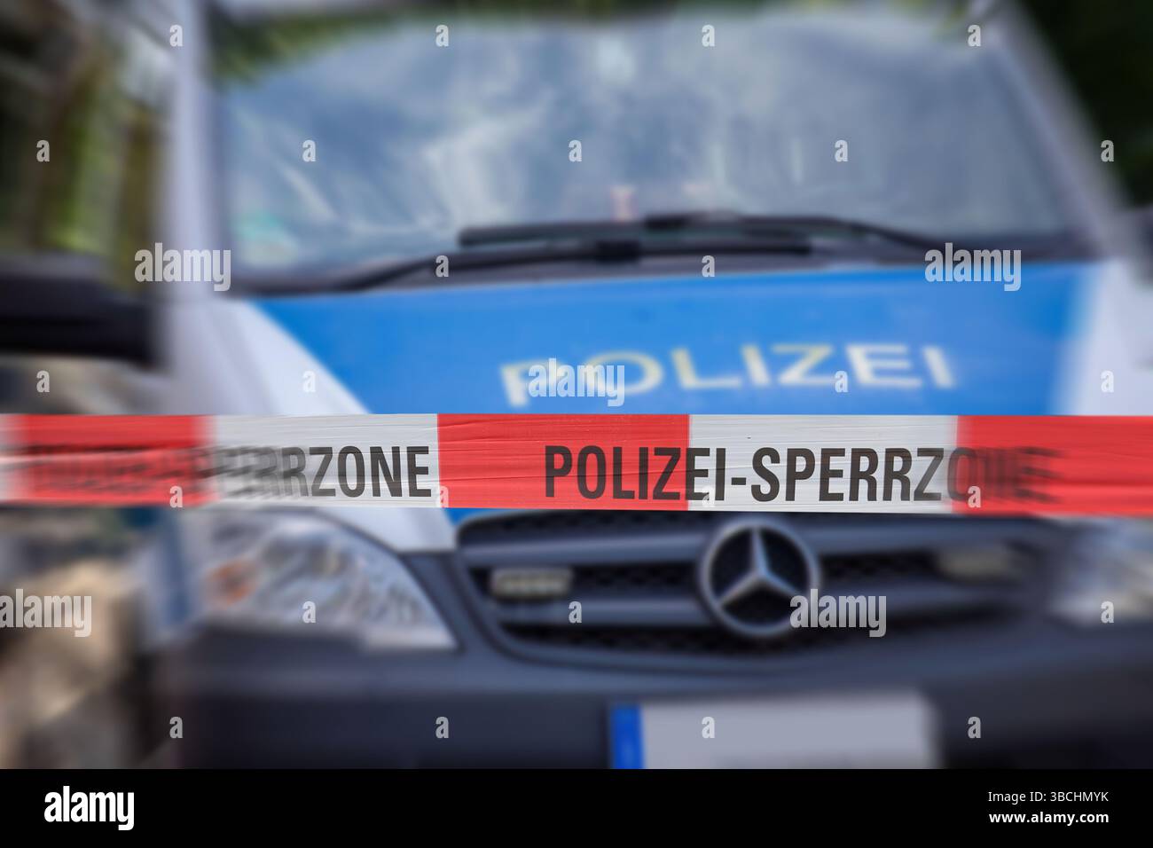 (Fotomontaggio) immagine simbolica di un'operazione di polizia: Cordone di polizia di fronte a un veicolo di emergenza Foto Stock (Fotomontaggio) immagine simbolica di un'operazione di polizia: Cordone di polizia di fronte a un veicolo di emergenza Foto Stock