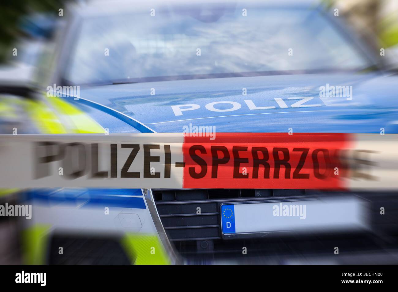 (Fotomontaggio) immagine simbolica di un'operazione di polizia: Cordone di polizia di fronte a un veicolo di emergenza Foto Stock (Fotomontaggio) immagine simbolica di un'operazione di polizia: Cordone di polizia di fronte a un veicolo di emergenza Foto Stock