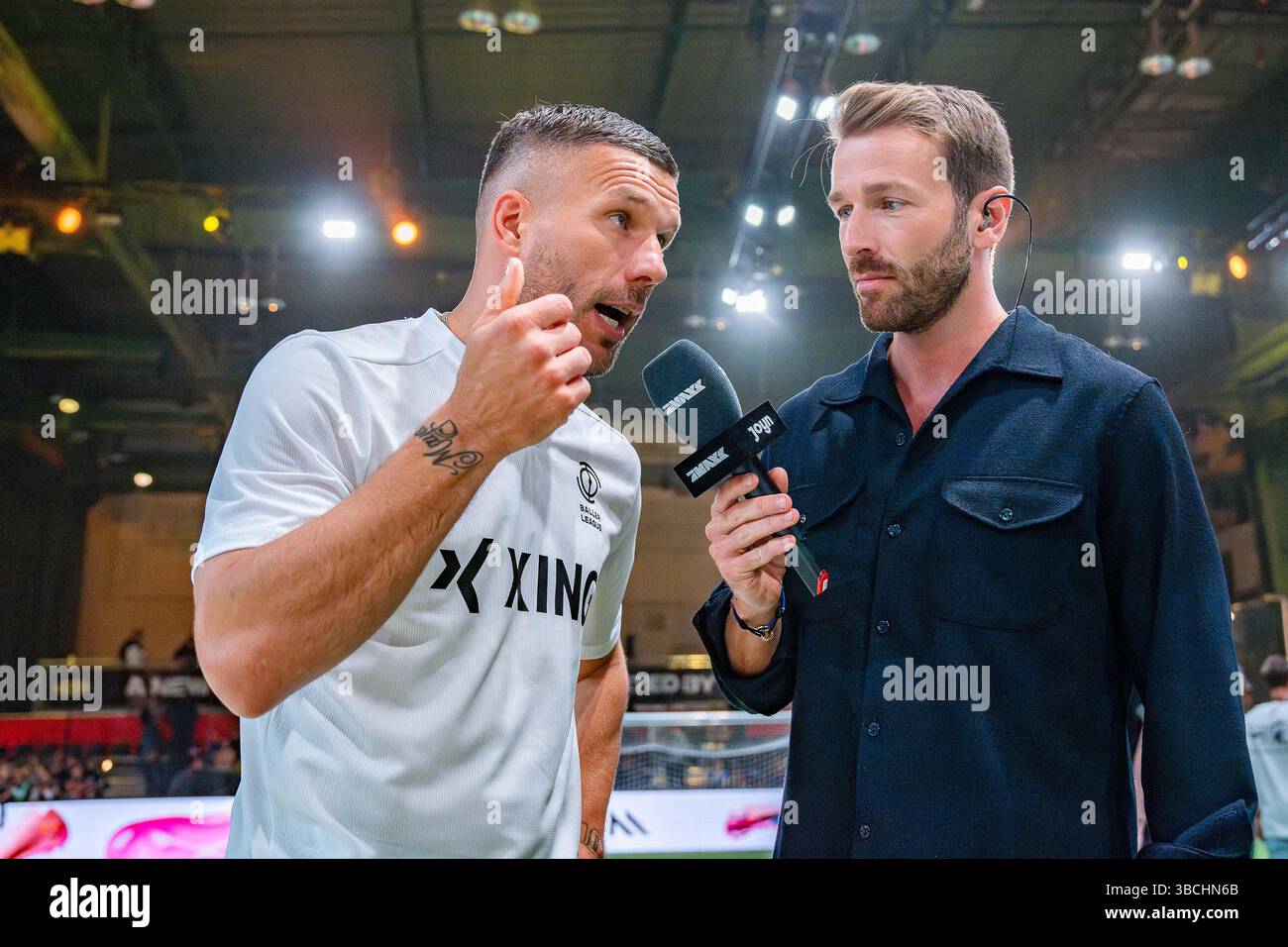 Berlino, Germania. 19 maggio 2025. 19.05.2025, Baller League stagione 3, finale - finale 4 Das Team von Streets United um Julian Schieber und Lukas Podolski gewinnt gegen das Team Gönnrgy von Montana Black 'Monte' - hier im Interview bei ProSieben Maxx Joyn Credit: dpa/Alamy Live News Foto Stock