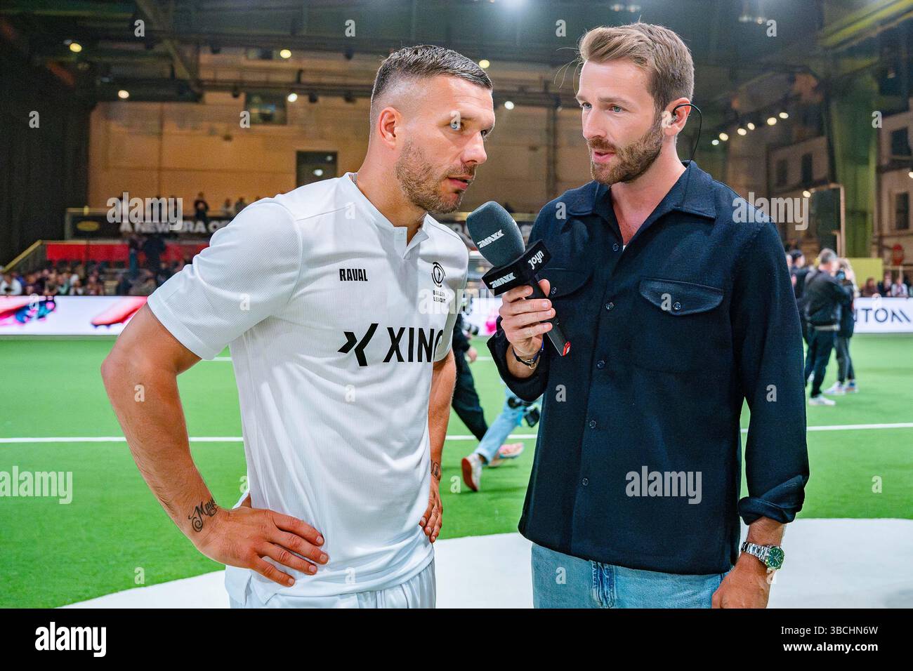 Berlino, Germania. 19 maggio 2025. 19.05.2025, Baller League stagione 3, finale - finale 4 Das Team von Streets United um Julian Schieber und Lukas Podolski gewinnt gegen das Team Gönnrgy von Montana Black 'Monte' - hier im Interview bei ProSieben Maxx Joyn Credit: dpa/Alamy Live News Foto Stock