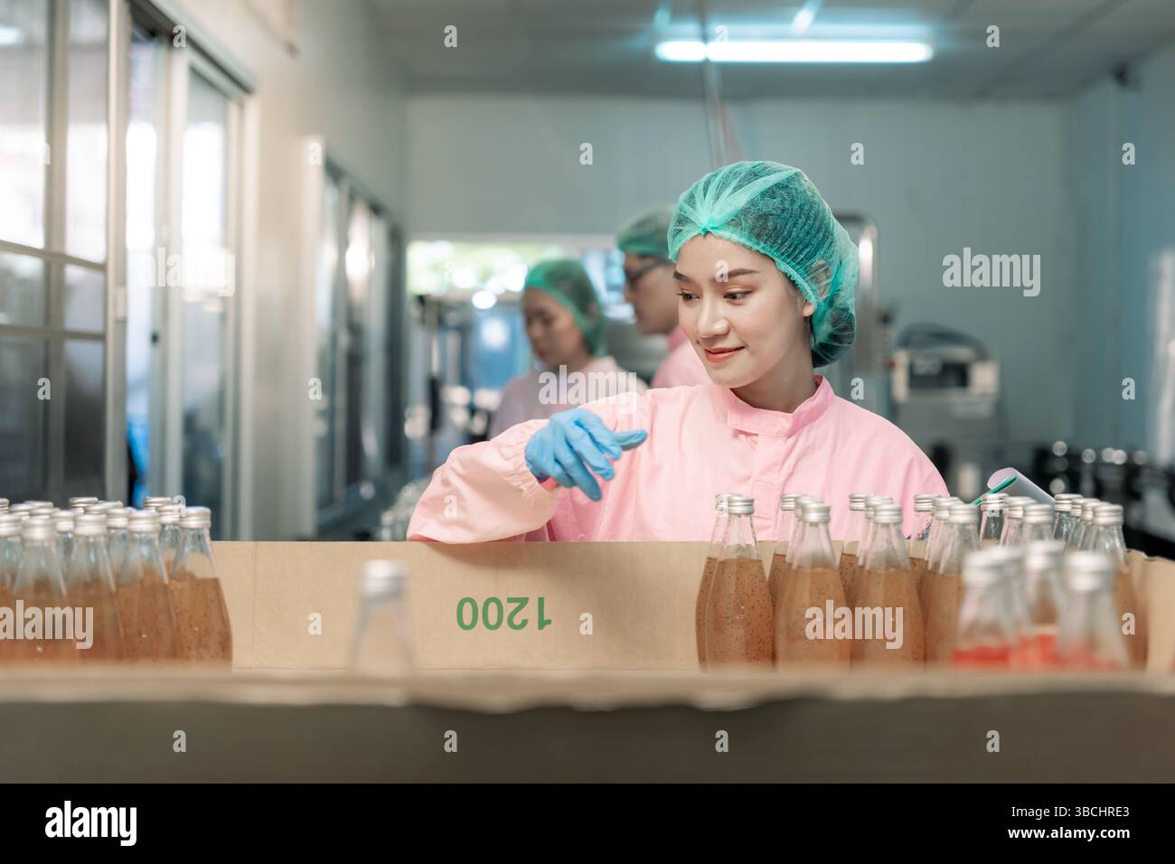 ispettore di qualità, ispezione tecnica di alimenti o bevande, prima di inviare il prodotto al cliente. Lead di produzione Foto Stock