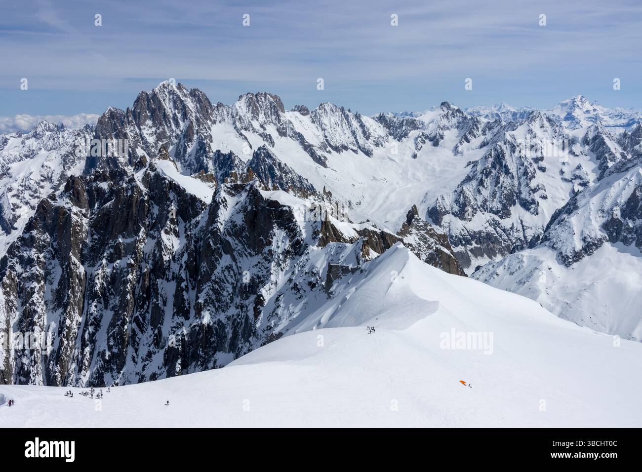 Scialpinisti su una splendida cresta vicino a Aigulle du Midi nel massiccio del Monte bianco nelle alpi francesi sopra Chamonix, con uno scenario montano spettacolare. Foto Stock