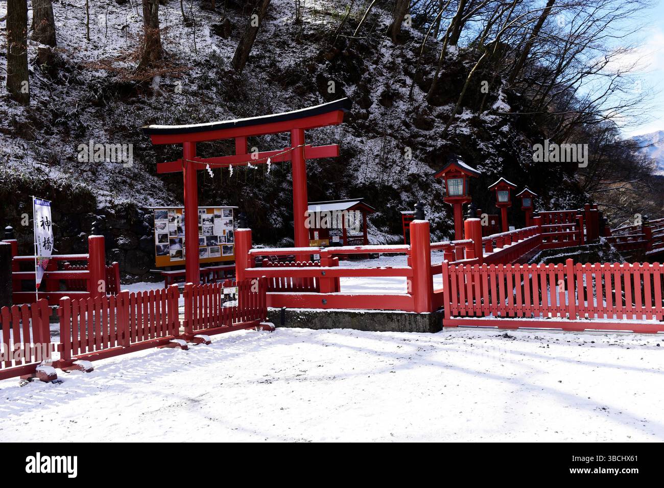 Porta torii rossa con ponte Shinkyo rosso in legno, il famoso punto di riferimento del Parco Nazionale di Nikko, Tochigi, Giappone, Asia. Foto Stock