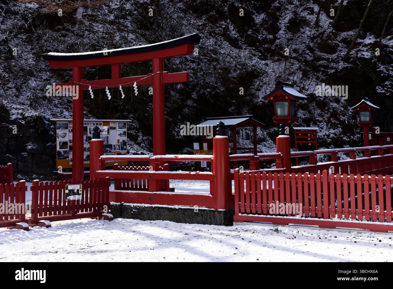 Porta torii rossa con ponte Shinkyo rosso in legno, il famoso punto di riferimento del Parco Nazionale di Nikko, Tochigi, Giappone, Asia. Foto Stock