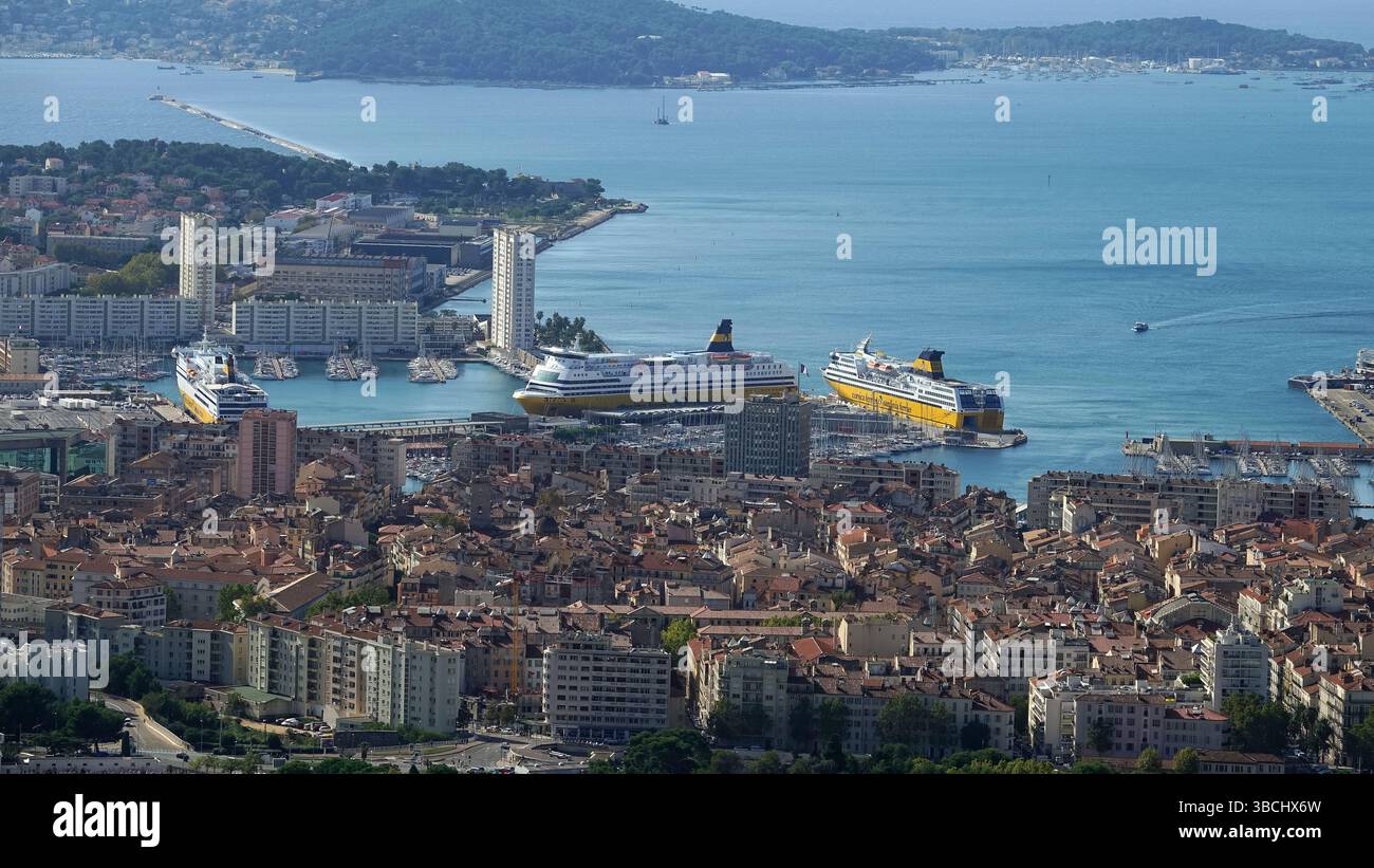 Traghetti Corsica attraccati a Tolone Foto Stock