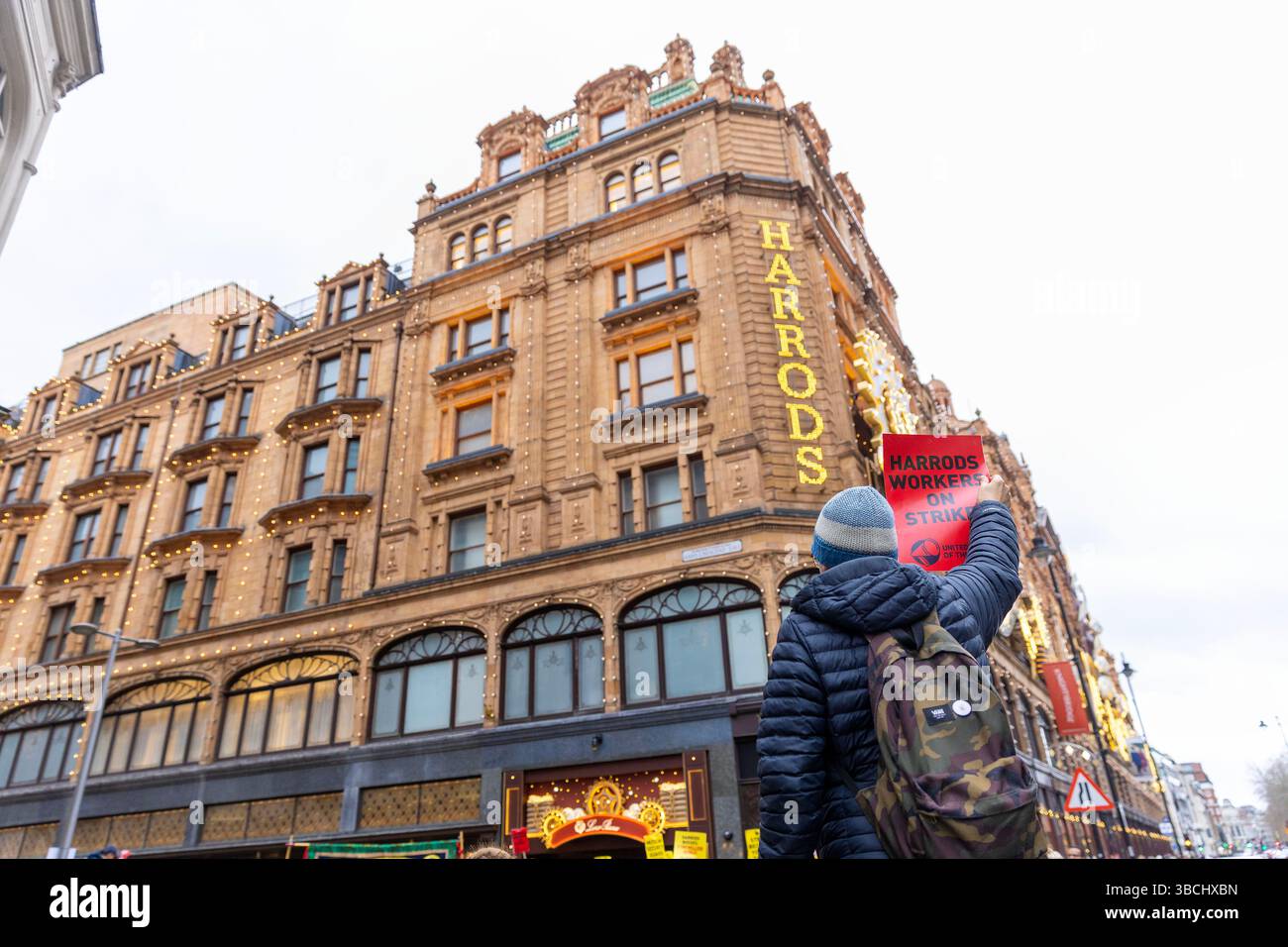 I manifestanti si radunano fuori dai grandi magazzini Harrods a Londra mentre i lavoratori Harrods rappresentati dalla United Voices of the World (UVW) union sono in sciopero Foto Stock