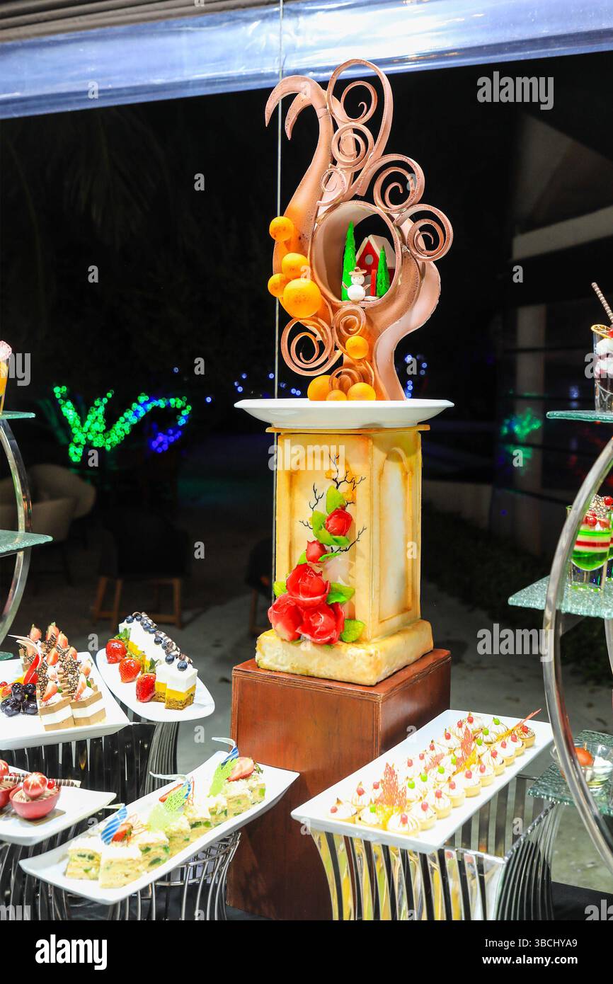 Decorazioni ornamentali con cibo preparato per la festa di Capodanno presso il resort di vacanza Cinnamon Dhonveli, Malé, Maldive, Oceano Indiano Foto Stock