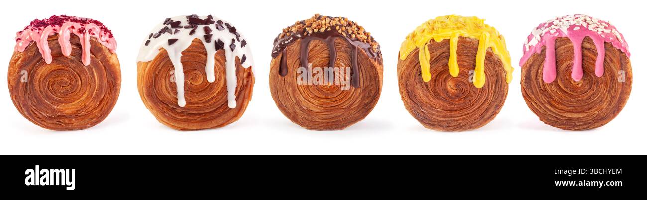 Croissant circolari pieni di crema con diversi ripieni e glassa. Croissant rotondi francesi o New York Roll isolati su sfondo bianco Foto Stock
