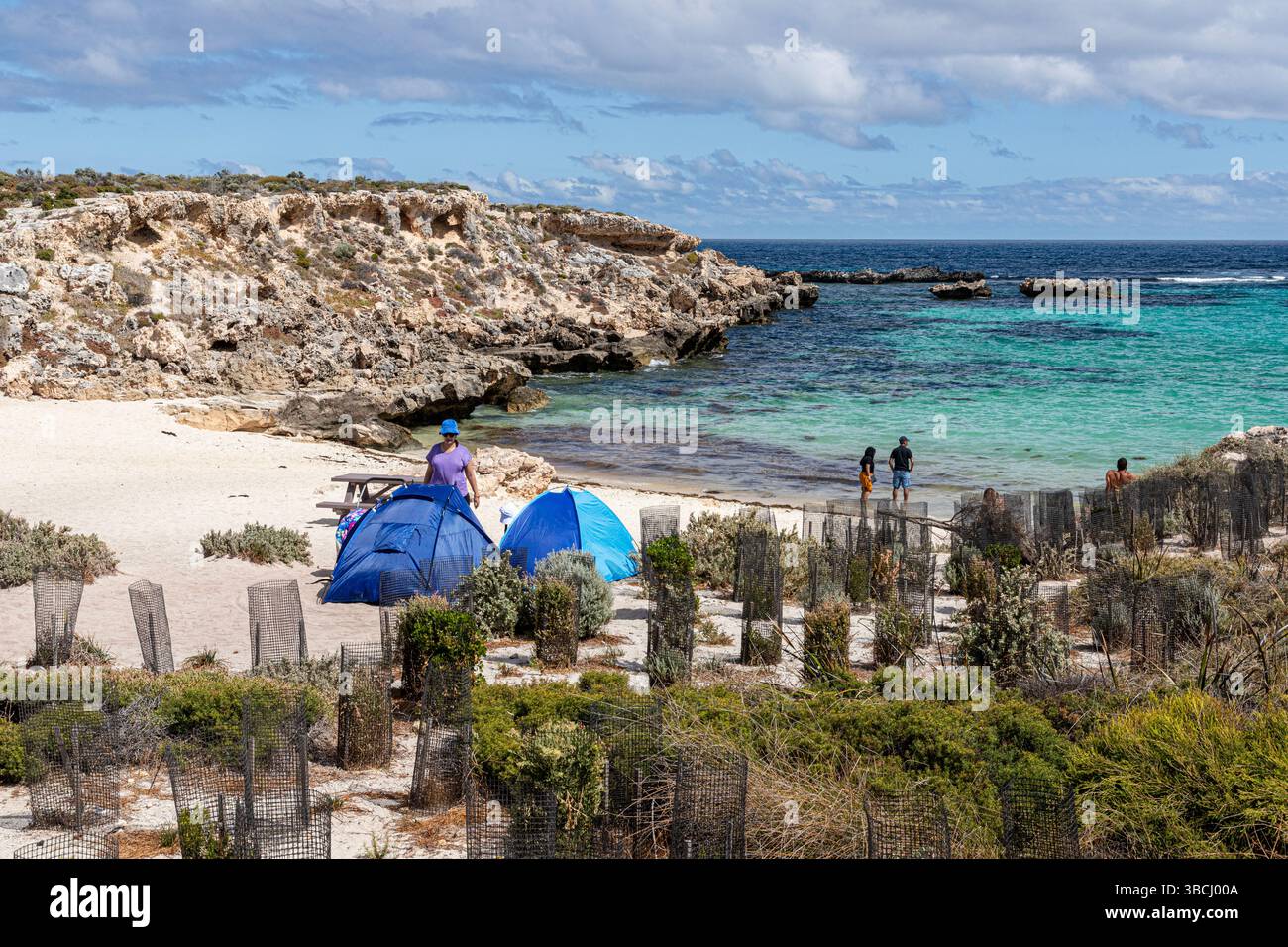Bagnanti che si godono la spiaggia di sabbia bianca di Little Salmon Bay sulla costa meridionale di Rottnest Island (Wadjemup), Australia Occidentale, Australia Occidentale, Australia Occidentale. Foto Stock