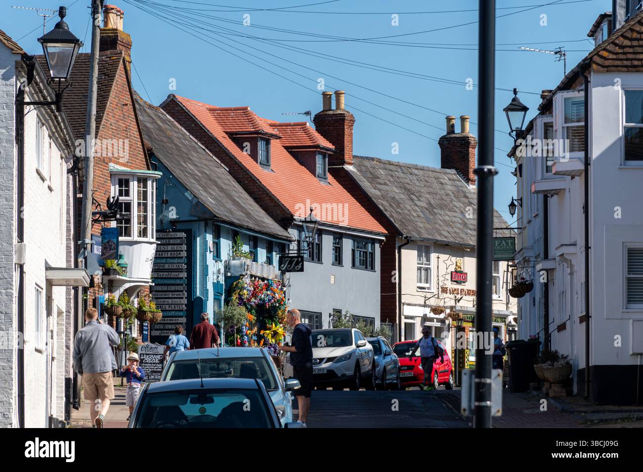 Emsworth, una graziosa cittadina sulla costa dell'Hampshire, Inghilterra, Regno Unito. Vista di South Street Foto Stock