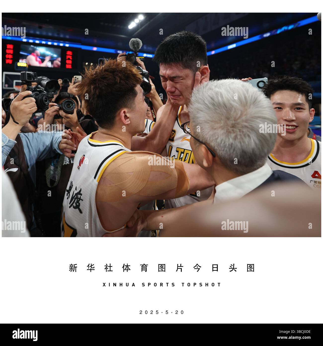 Pechino, Cina. 20 maggio 2025. Sun Minghui (L) dei Zhejiang Lions festeggia con il compagno di squadra Hu Jinqiu dopo aver conquistato il campione della stagione 2024-2025 della Chinese Basketball Association (CBA) League a Pechino, capitale della Cina, 20 maggio 2025. Crediti: Wang Kaiyan/Xinhua/Alamy Live News Foto Stock