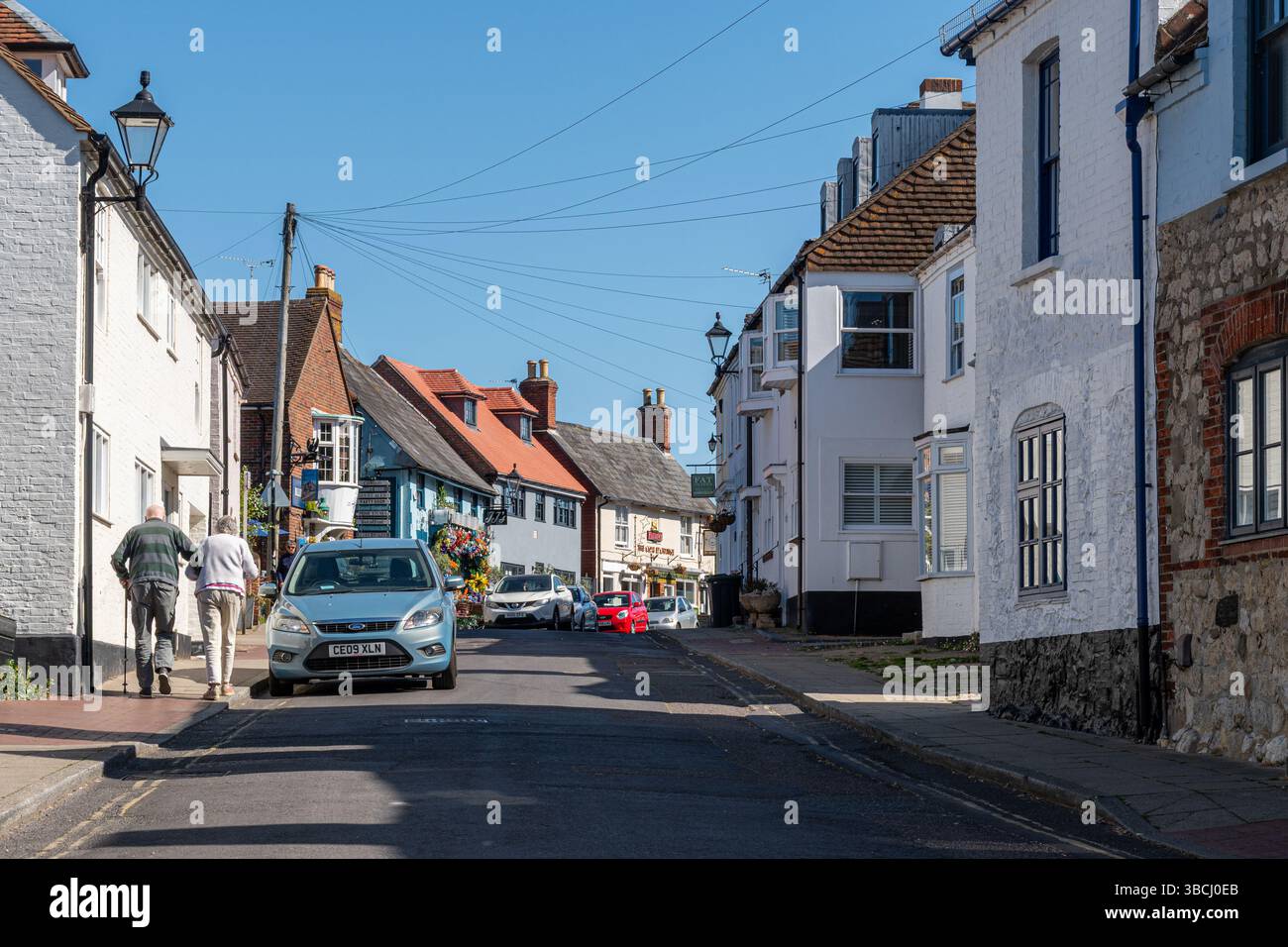 Emsworth, una graziosa cittadina sulla costa dell'Hampshire, Inghilterra, Regno Unito. Vista di South Street Foto Stock